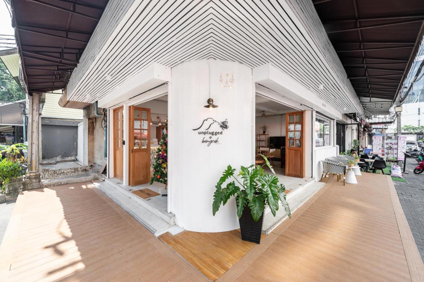 Hostel Unplugged @ Bangrak Bangkok Exterior foto