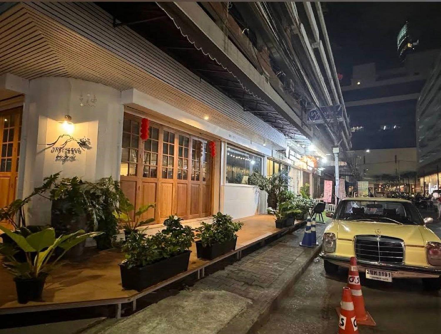 Hostel Unplugged @ Bangrak Bangkok Exterior foto